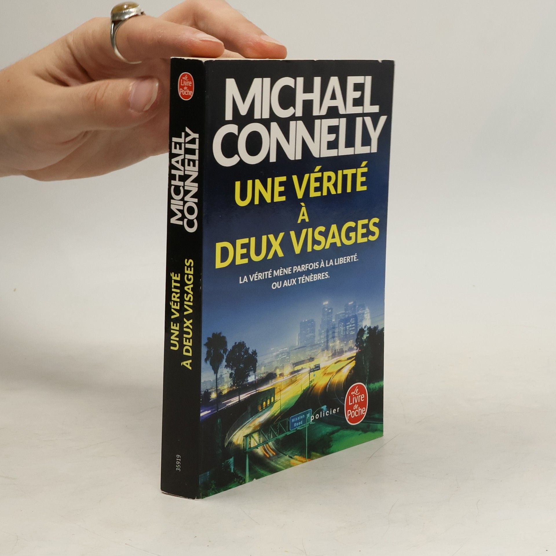Le Livre de Poche: Une vérité à deux visages