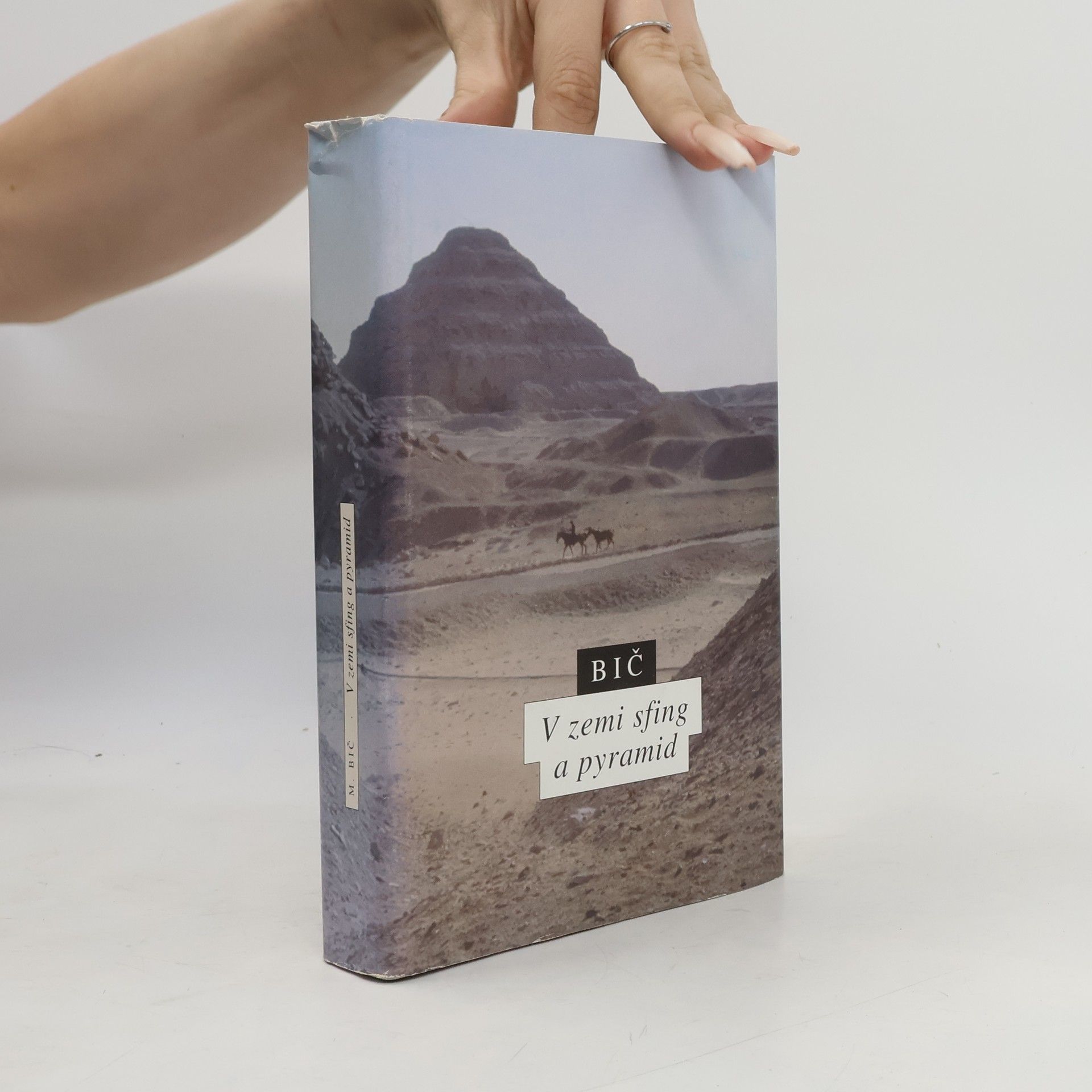 V zemi sfing a pyramid