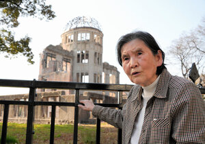 原爆ドームのそばに立つ切明千枝子さん=広島市中区
